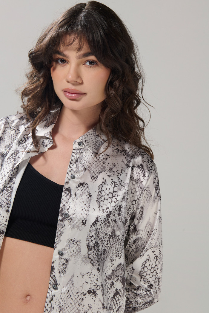 Blusa manga larga crema clara con estampado animal print