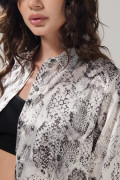 Blusa manga larga crema clara con estampado animal print