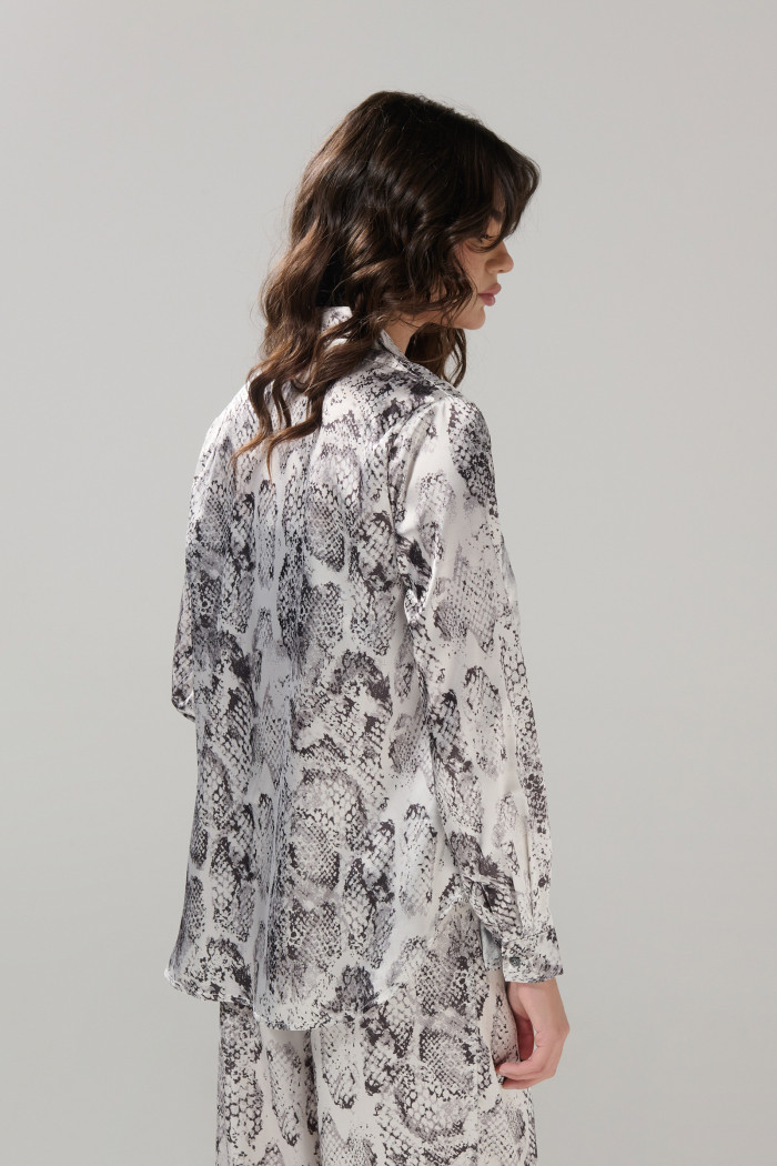 Blusa manga larga crema clara con estampado animal print