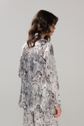 Blusa manga larga crema clara con estampado animal print