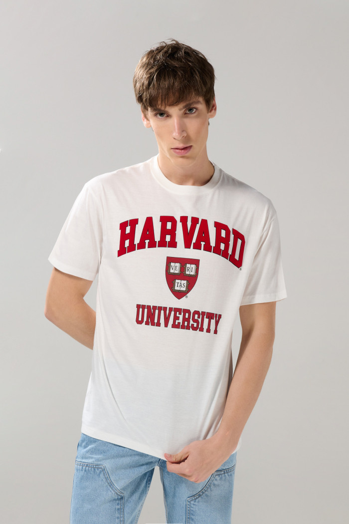 Camiseta crema clara manga corta con arte de Harvard