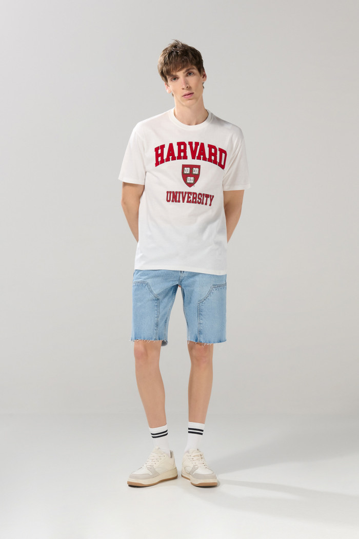 Camiseta crema clara manga corta con arte de Harvard