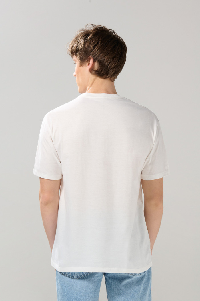 Camiseta crema clara manga corta con arte de Harvard