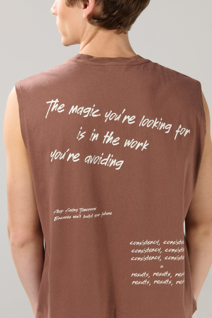 Camiseta manga sisa café medio oversize con textos blancos