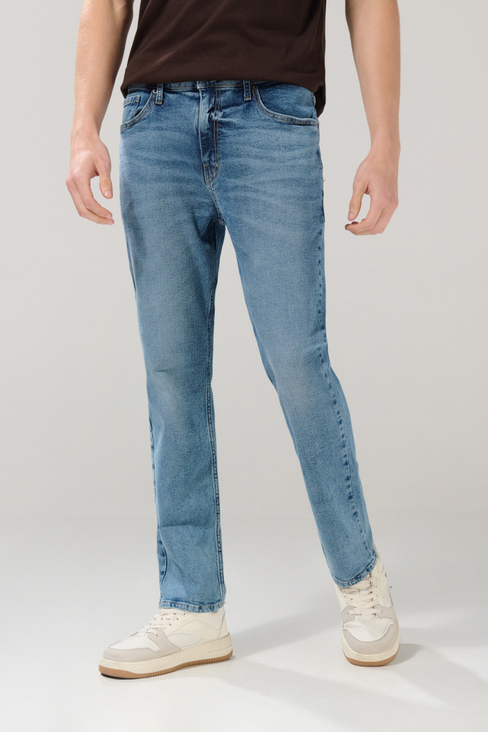 Jean straight leg bota recta azul medio con tiro bajo