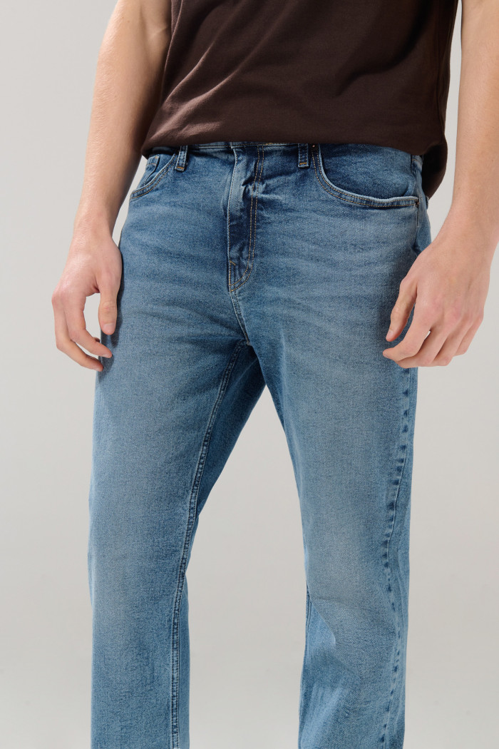 Jean straight leg bota recta azul medio con tiro bajo