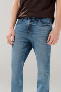 Jean straight leg bota recta azul medio con tiro bajo
