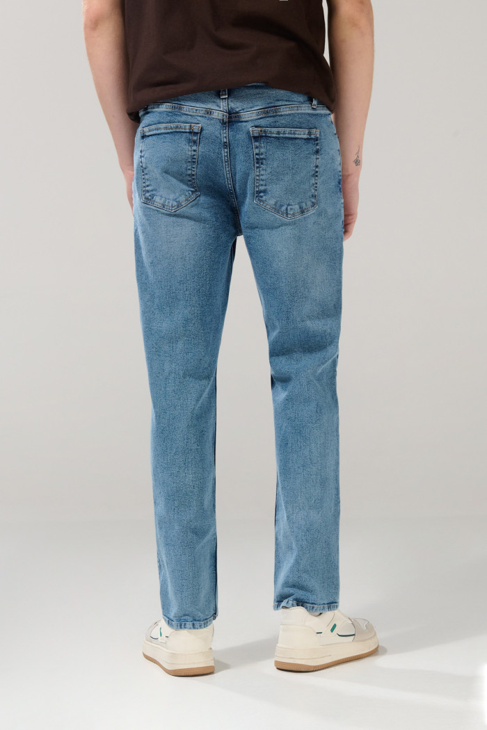 Jean straight leg bota recta azul medio con tiro bajo
