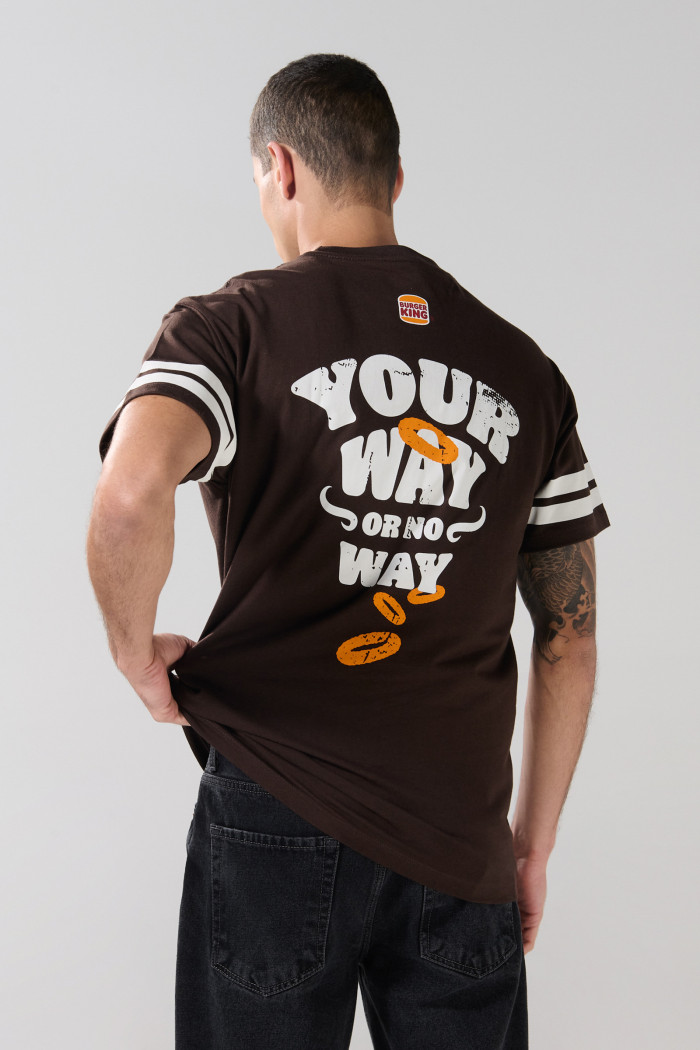 Camiseta de Burger King café oscura con cuello redondo