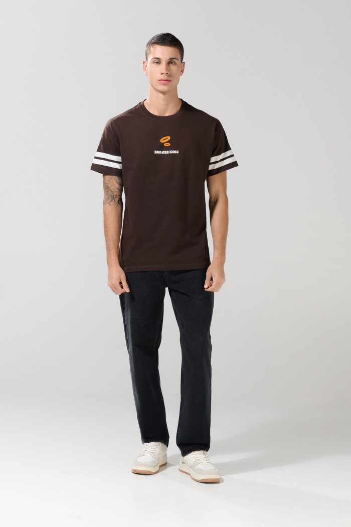 Camiseta de Burger King café oscura con cuello redondo