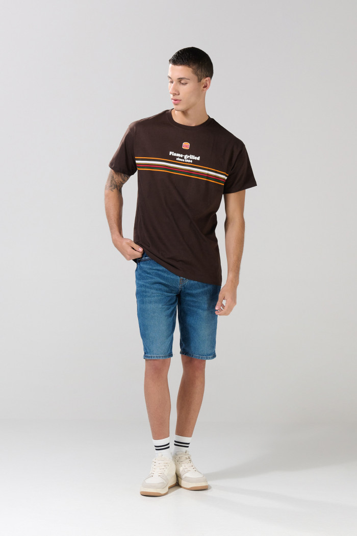 Camiseta café oscura manga corta con diseño de Burger King

