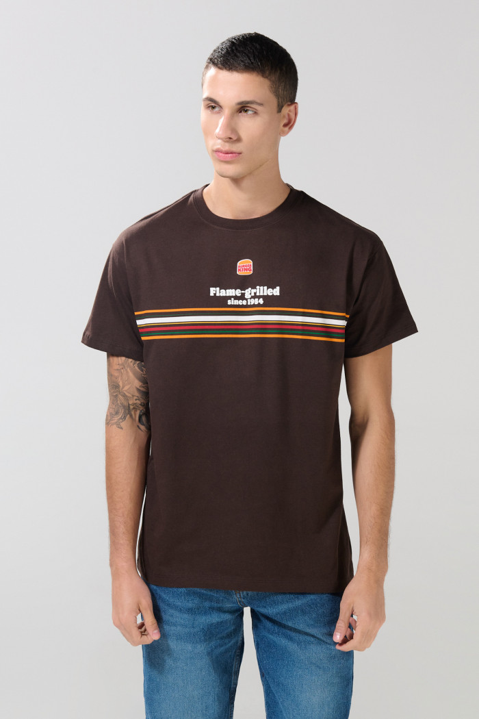 Camiseta café oscura manga corta con diseño de Burger King
