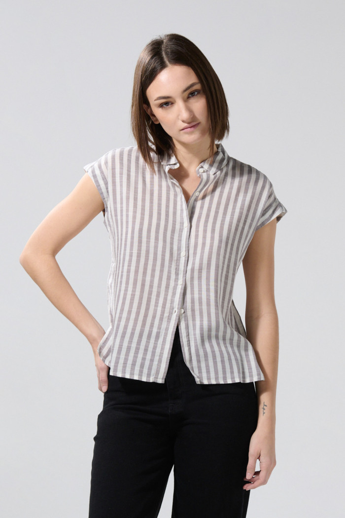 Blusa unicolor a rayas con hombro rodado y manga corta