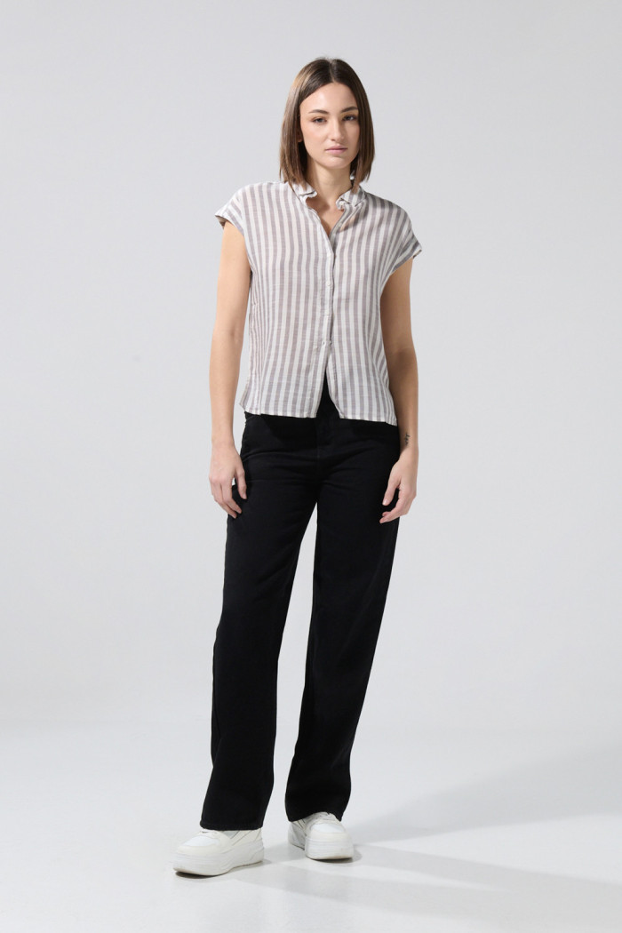 Blusa unicolor a rayas con hombro rodado y manga corta