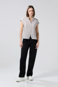 Blusa unicolor a rayas con hombro rodado y manga corta