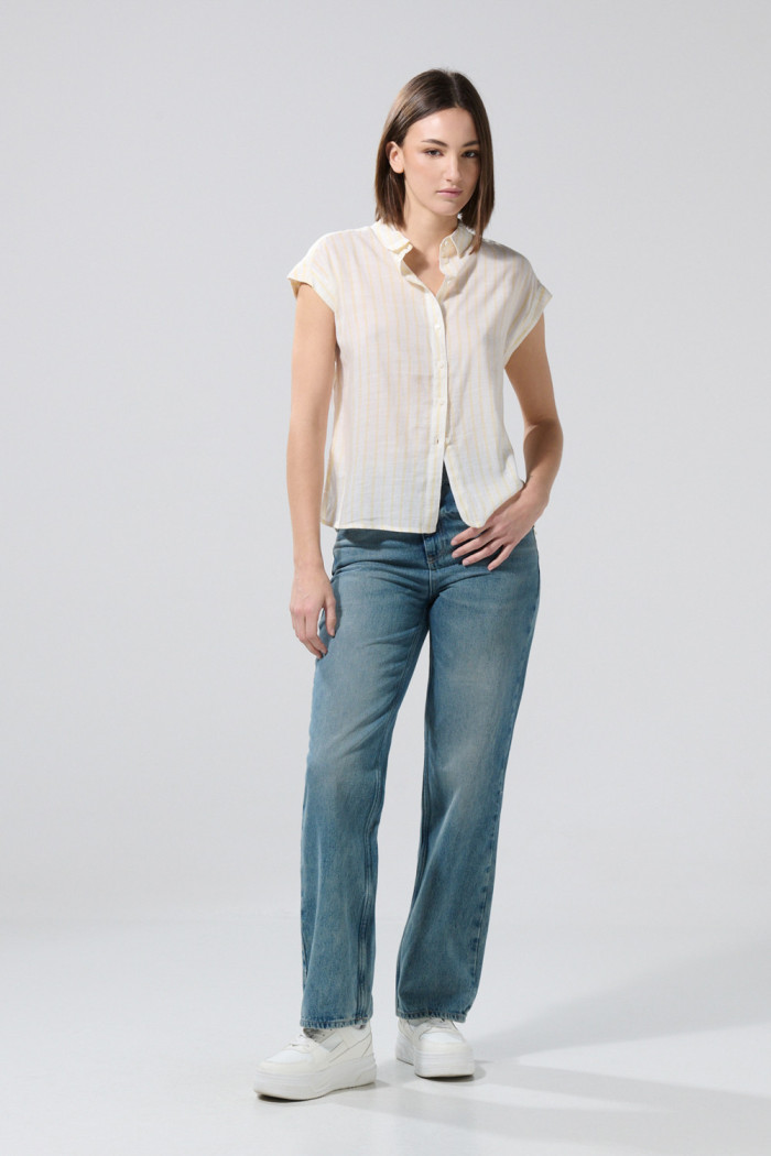 Blusa unicolor a rayas con hombro rodado y manga corta