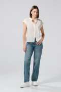 Blusa unicolor a rayas con hombro rodado y manga corta