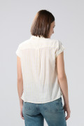 Blusa unicolor a rayas con hombro rodado y manga corta