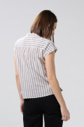 Blusa unicolor a rayas con hombro rodado y manga corta