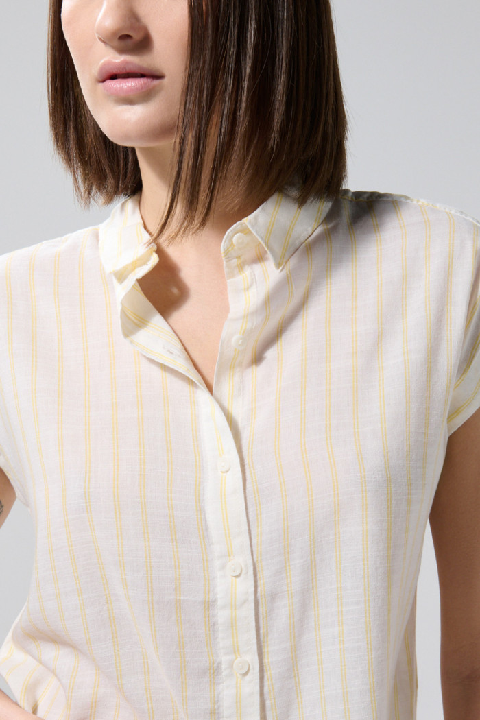Blusa unicolor a rayas con hombro rodado y manga corta