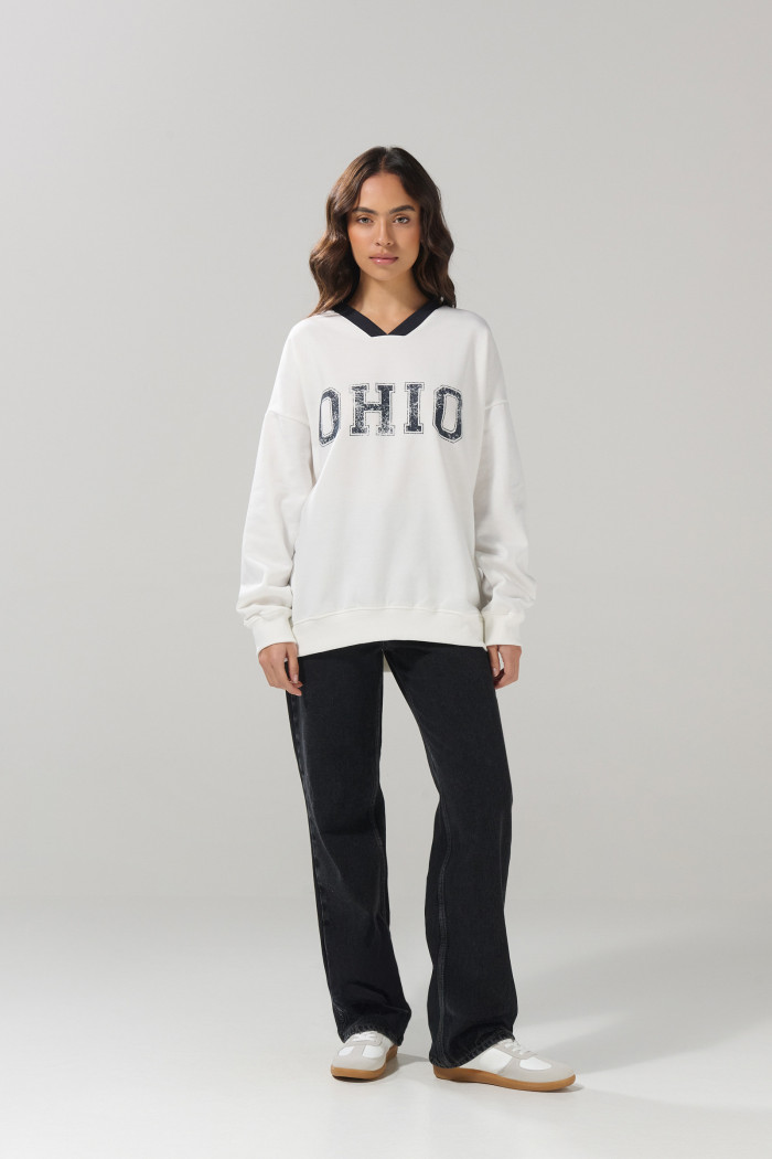 Buzo cuello V crema claro oversize con arte college
