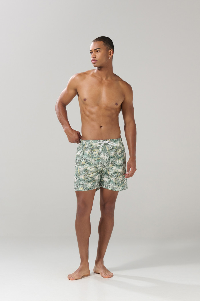 Bermuda crema clara playera con diseños y tiro bajo
