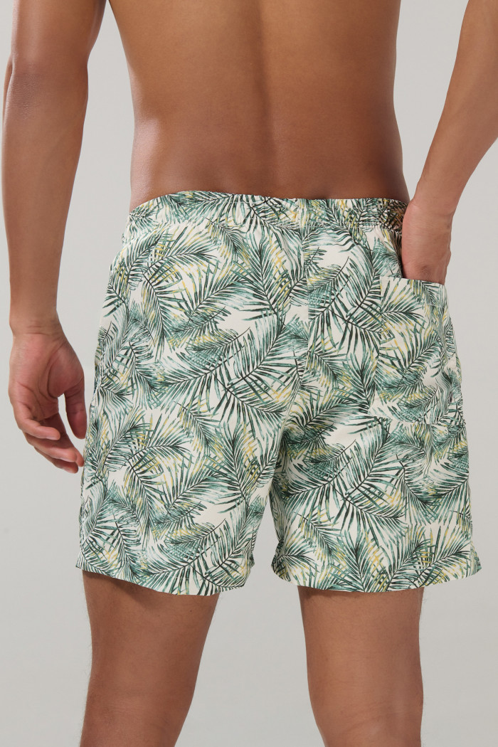 Bermuda crema clara playera con diseños y tiro bajo
