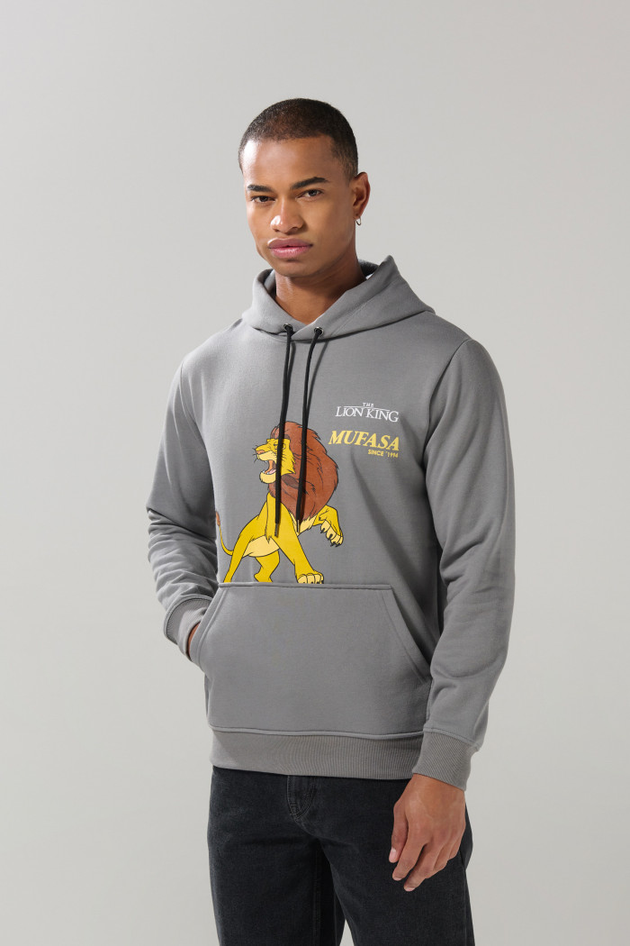Buzo gris medio con capota y estampado del Rey León