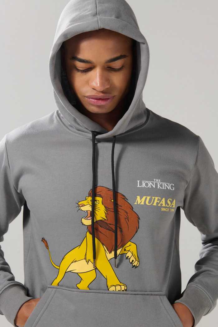 Buzo gris medio con capota y estampado del Rey León