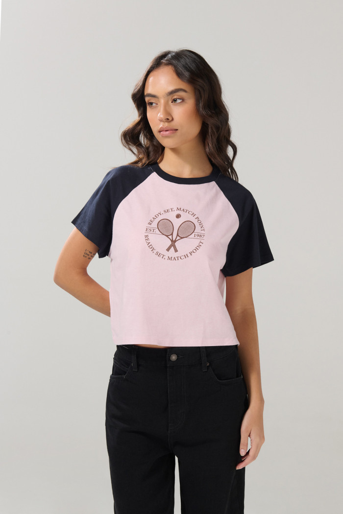 Camiseta college rosada clara con manga ranglan corta