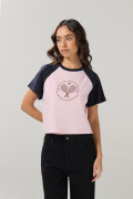 Camiseta college rosada clara con manga ranglan corta
