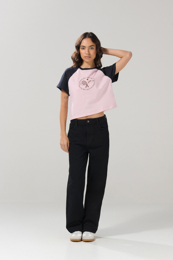 Camiseta college rosada clara con manga ranglan corta