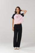 Camiseta college rosada clara con manga ranglan corta