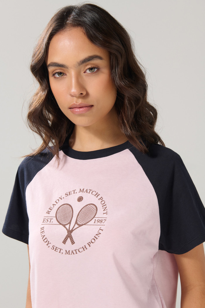 Camiseta college rosada clara con manga ranglan corta