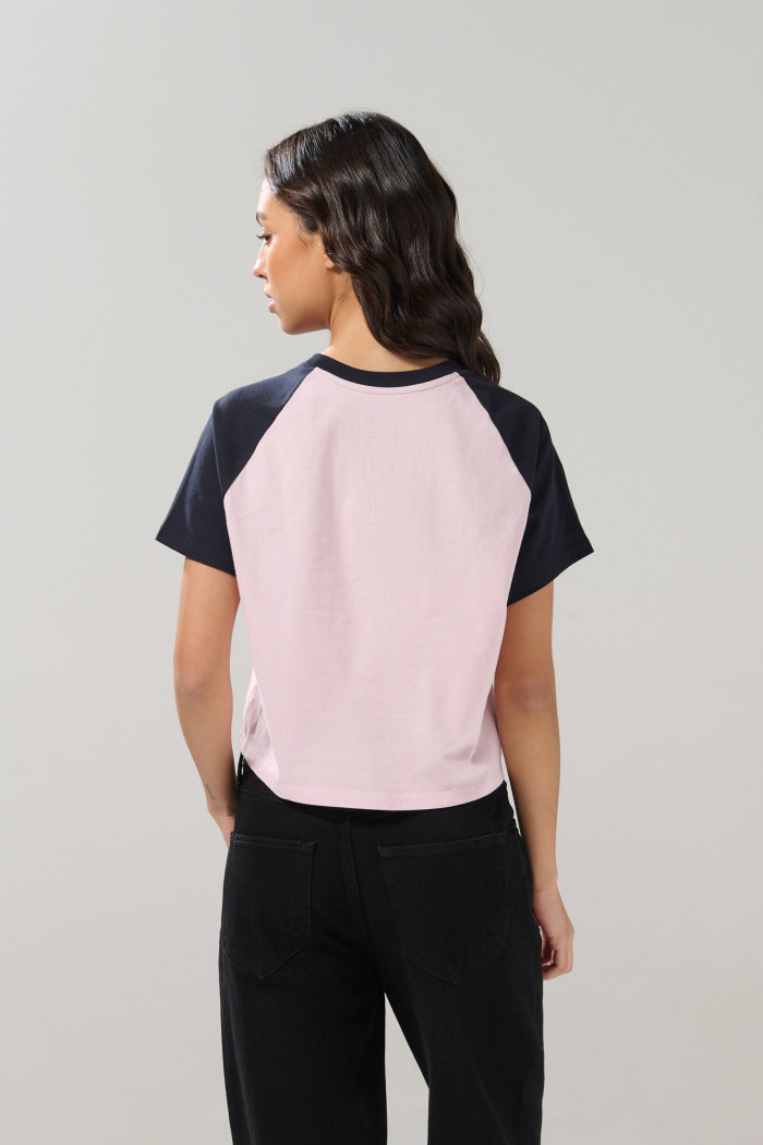 Camiseta college rosada clara con manga ranglan corta