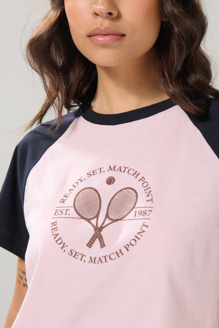 Camiseta college rosada clara con manga ranglan corta