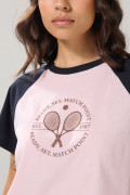 Camiseta college rosada clara con manga ranglan corta