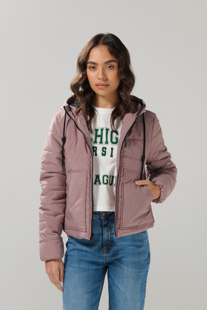 Chaqueta unicolor acolchada con costuras y capota