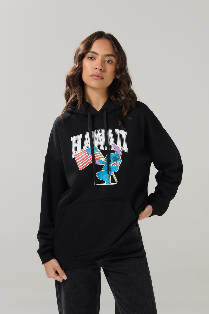 Buzo negro con capota oversize de Lilo y Stitch