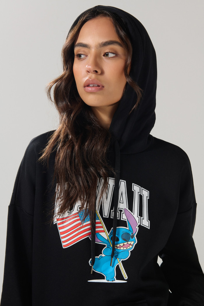 Buzo negro con capota oversize de Lilo y Stitch