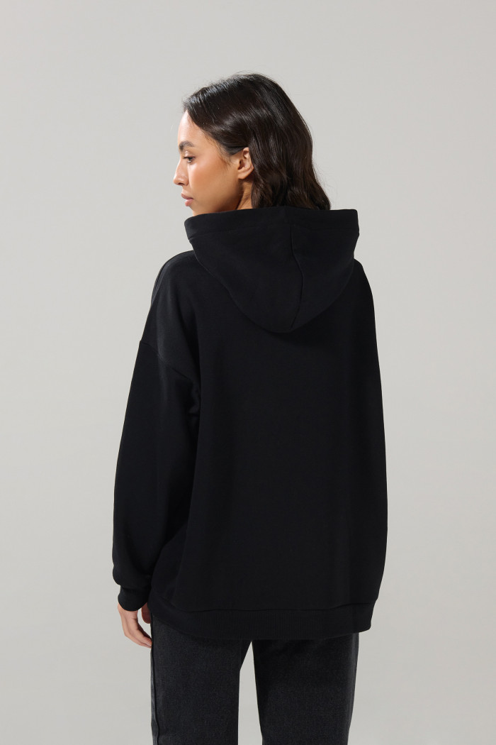 Buzo negro con capota oversize de Lilo y Stitch