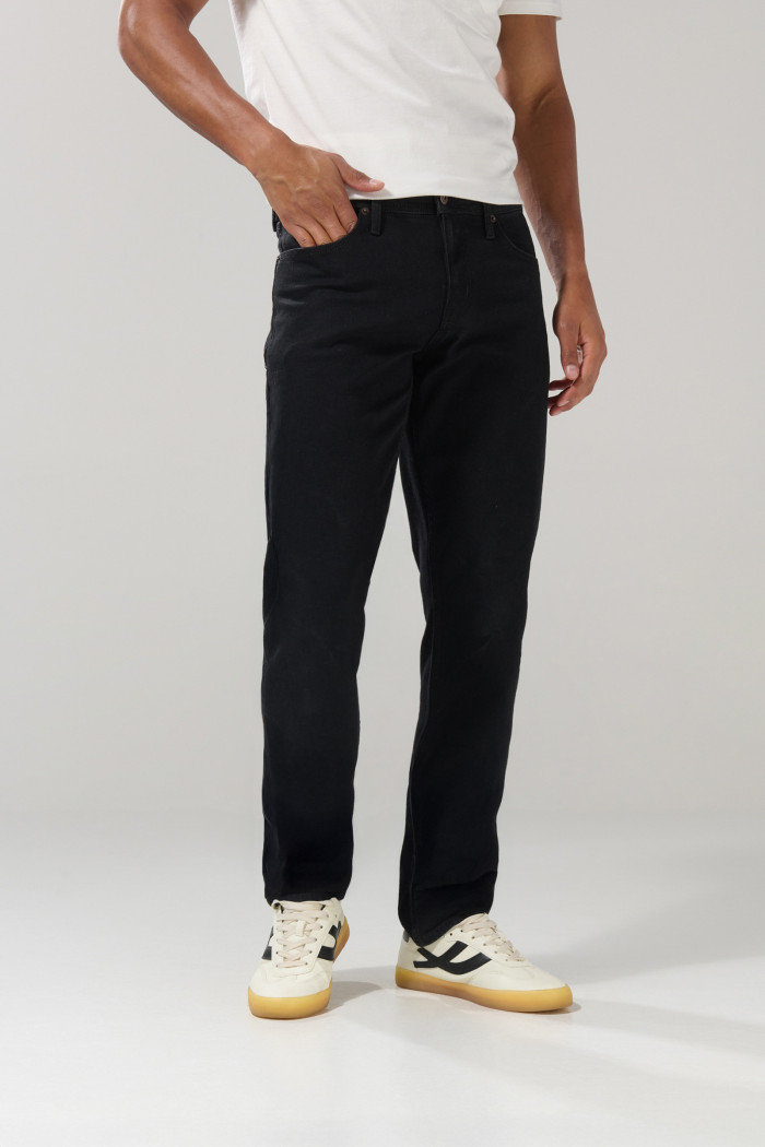 Jean negro slim ajustado con bolsillos y tiro bajo