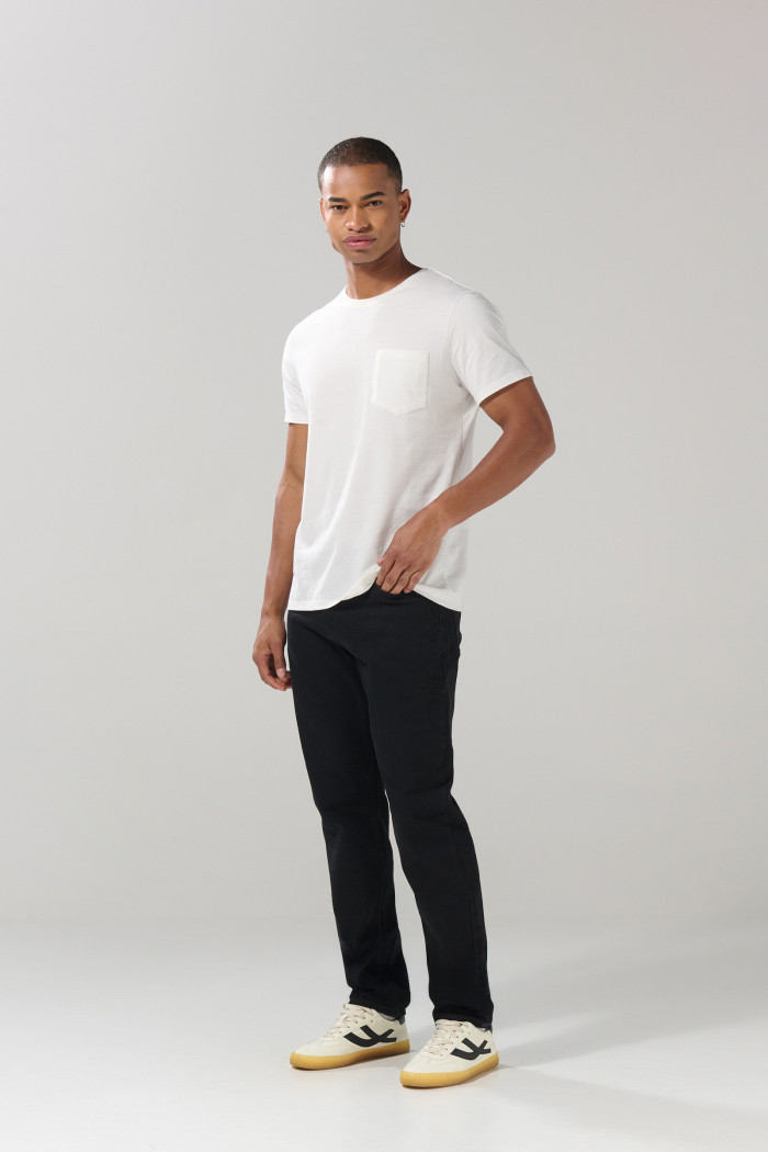 Jean negro slim ajustado con bolsillos y tiro bajo