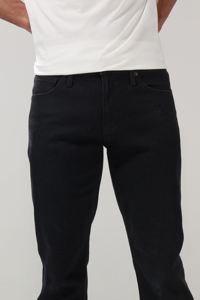 Jean negro slim ajustado con bolsillos y tiro bajo