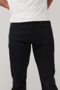 Jean negro slim ajustado con bolsillos y tiro bajo