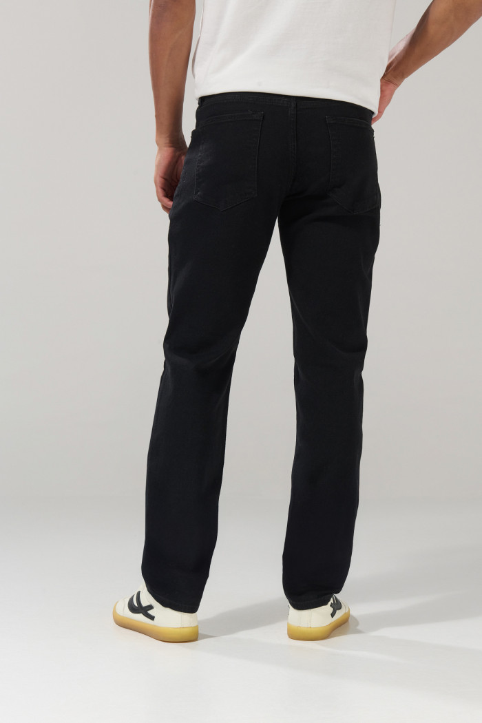 Jean negro slim ajustado con bolsillos y tiro bajo