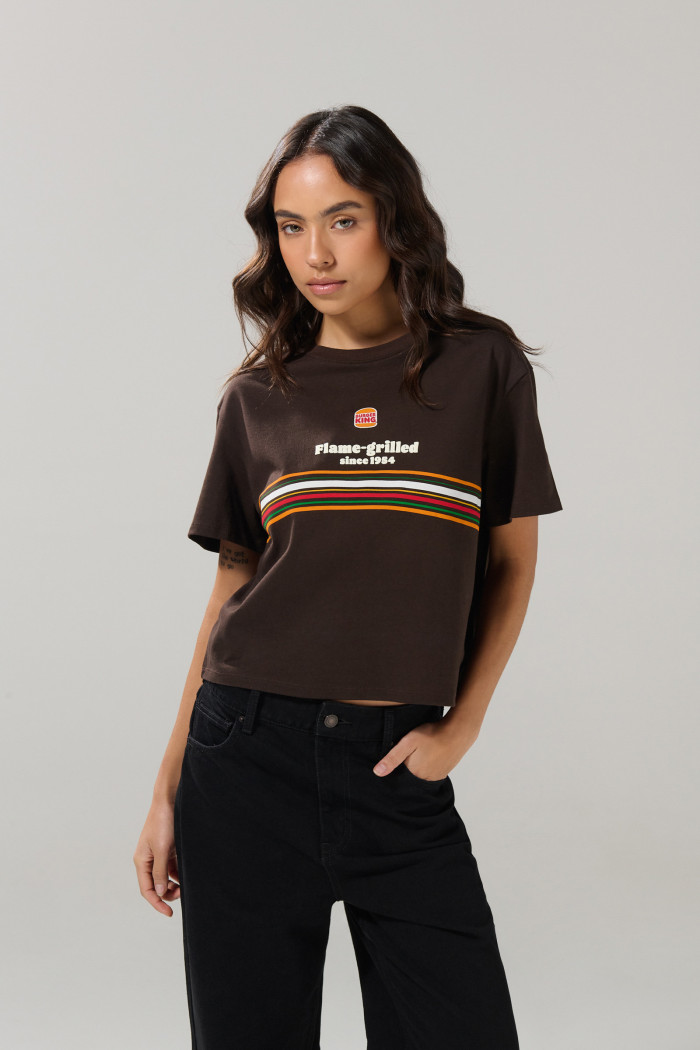 Camiseta crop top café oscura con arte de Burger King