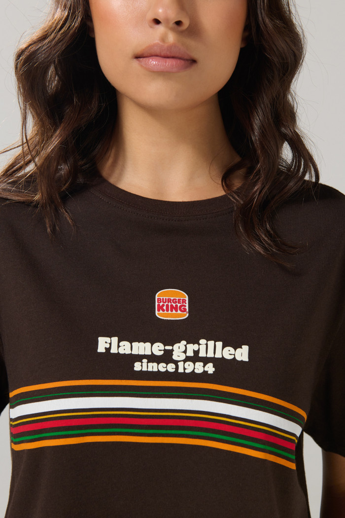 Camiseta crop top café oscura con arte de Burger King