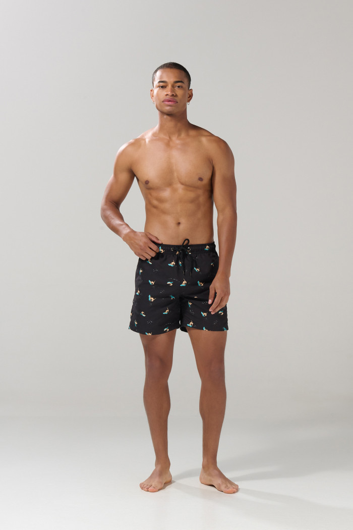 Bermuda playera negra con diseños de surf
