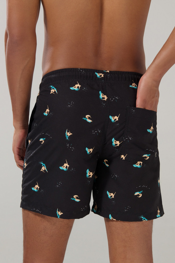 Bermuda playera negra con diseños de surf